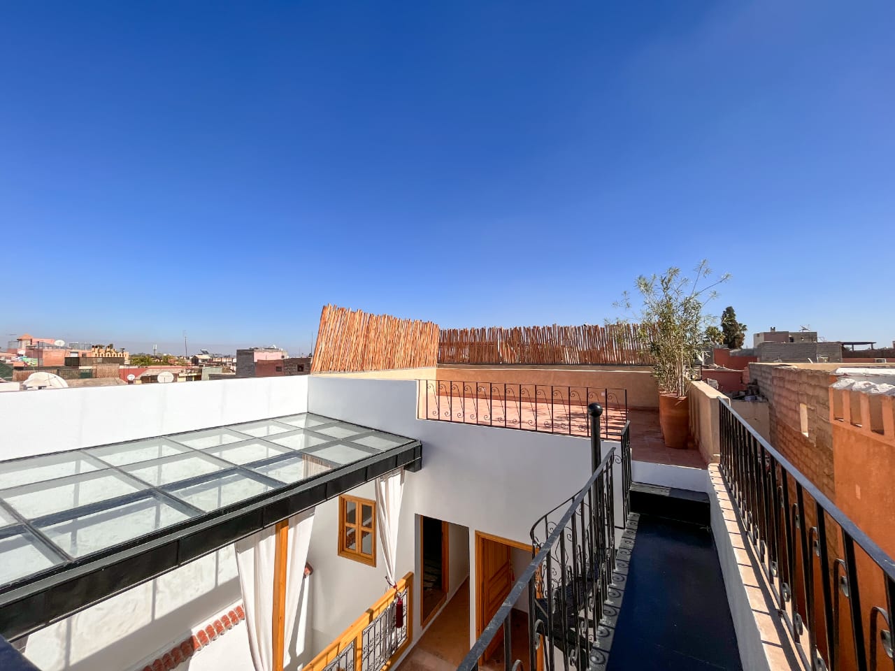 Riad Rénové à Vendre Riad Laarouss Marrakech – 5 Chambres, Hammam, Parking (RY28)