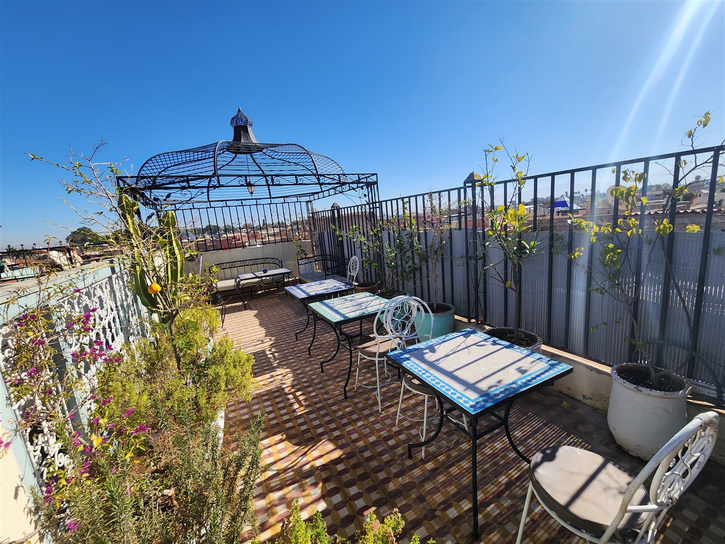 Riad à Vendre Kasbah Marrakech – 5 Chambres, 200m² Couverts, Terrasse 360° (RY30)