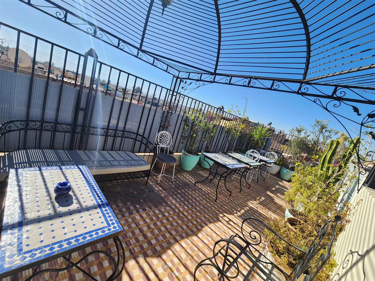 Riad à Vendre Kasbah Marrakech – 5 Chambres, 200m² Couverts, Terrasse 360° (RY30) – photo 2