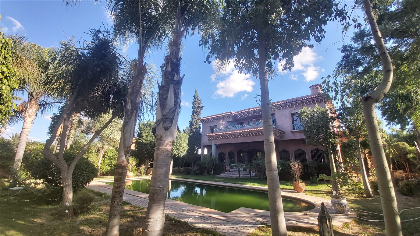 Villa de maître Agdal Marrakech – 800m², 4 suites, terrain 2200m², piscine (VEV12)