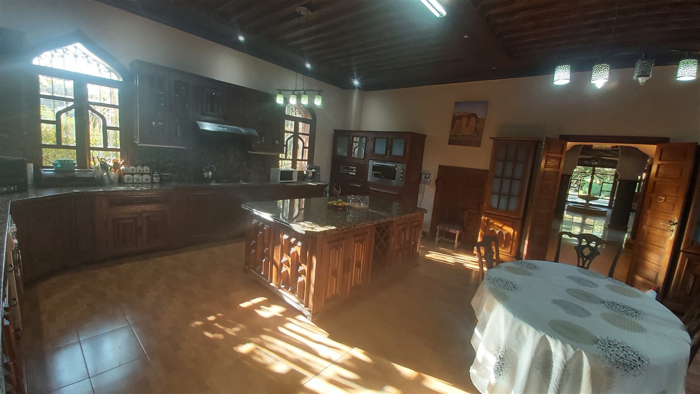 Villa de maître Agdal Marrakech – 800m², 4 suites, terrain 2200m², piscine (VEV12) – photo 17