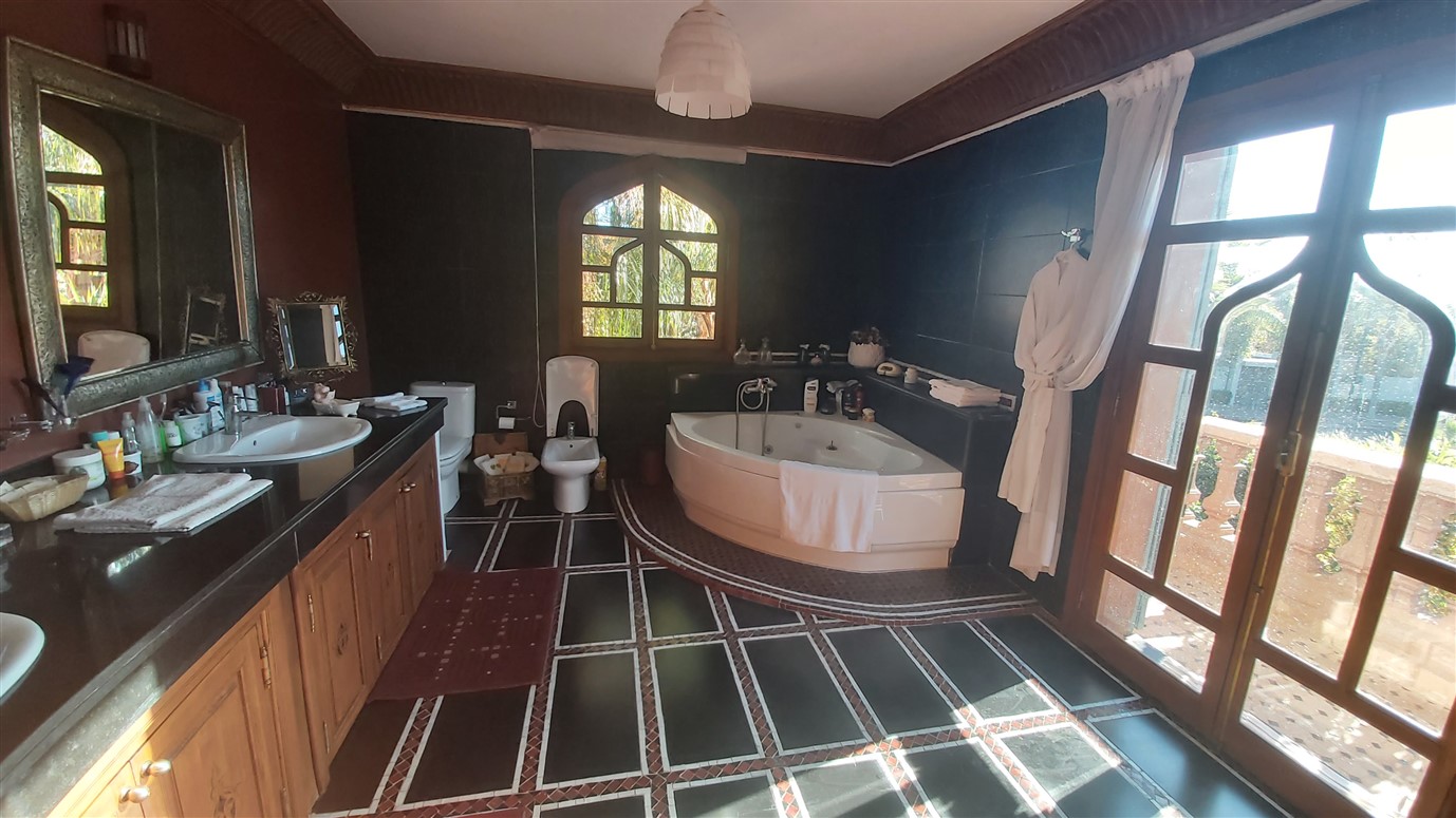 Villa de maître Agdal Marrakech – 800m², 4 suites, terrain 2200m², piscine (VEV12) – photo 26