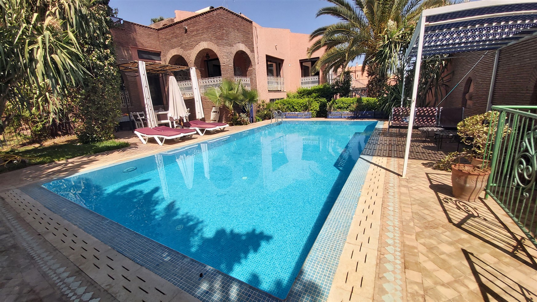 Villa de Luxe à Vendre Targa Marrakech – 7 Chambres, 730m², Piscine, Jardin Luxuriant (VEV9)