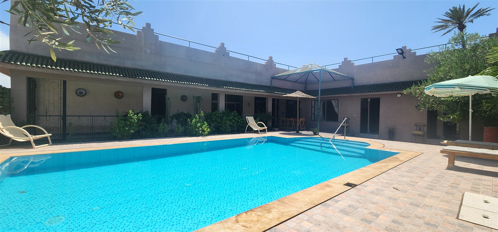 Villa à Vendre Route de Fès Marrakech – Plain-Pied 7 Chambres, Terrain 1 Ha, Piscine (VFE10)