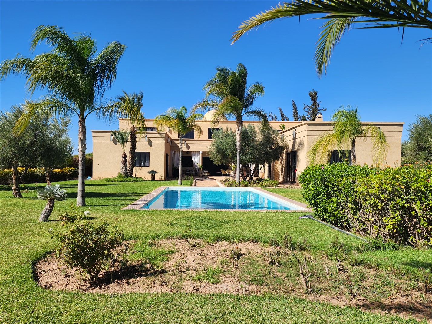 Villa haut standing Route de Fès Marrakech – 800m², 5+3 suites, piscine (VFE309B)