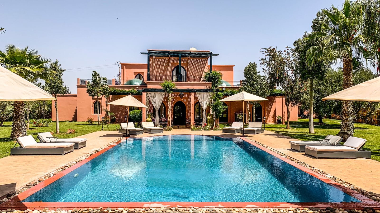 Villa Maison d’Hôtes à Vendre Route de Fès Marrakech – 6 Suites, Terrain 4500m², Parc Champêtre (VFE8)