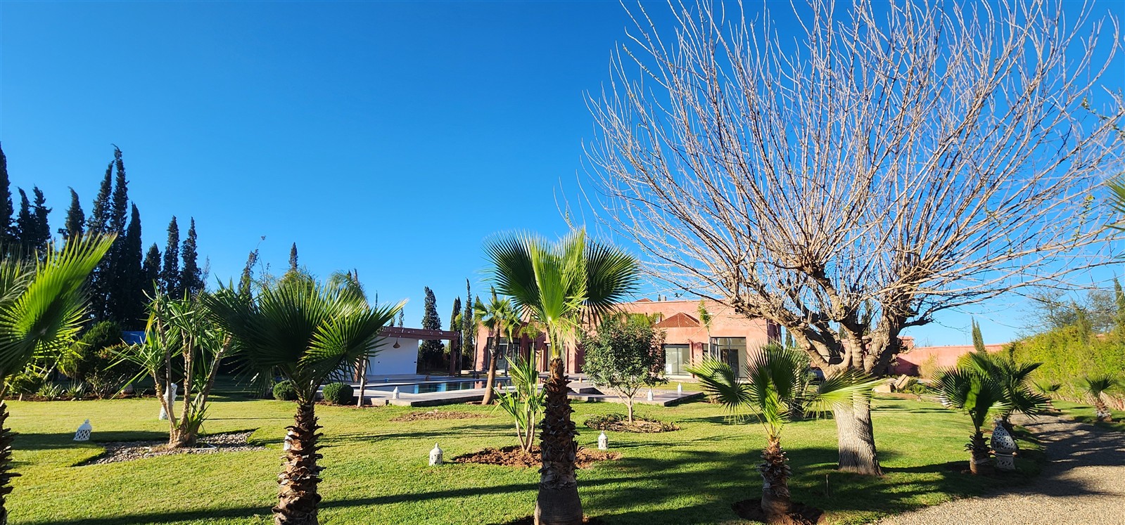 Villa de Luxe à Vendre Route de Fès Marrakech – 6 Suites 750m², Terrain 5000m², Piscine 20m (VFE9)