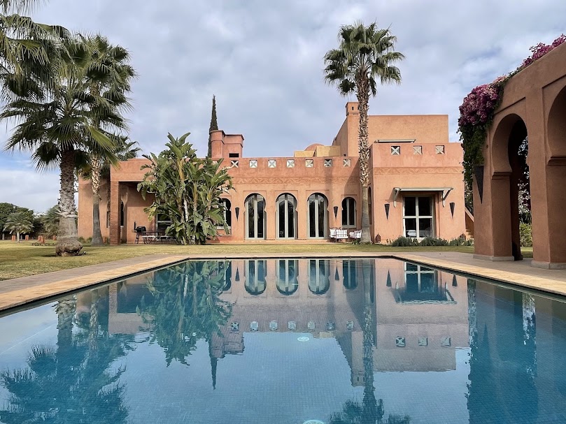 Villa Riad à Vendre Route de l’Ourika Marrakech – 4 Suites 512m², Terrain 4440m², Piscine (VOU6)