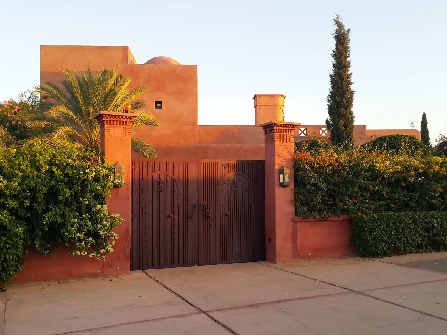 Villa à Vendre Route de l’Ourika Marrakech – 4 Suites 498m², Terrain 4123m², Piscine, Style Ksar (VOU7)