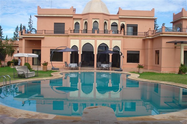 Villa d’Architecte à Vendre Route de Ouarzazate Marrakech – 7 Suites, 633m², Piscine, Proche Golfs (VZA309D)