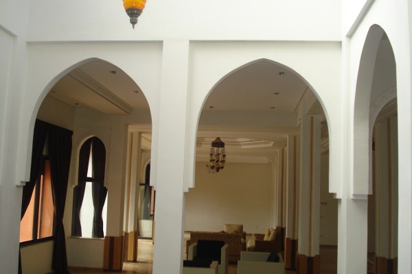 Villa d'Architecte à Vendre Route de Ouarzazate Marrakech – 7 Suites, 633m², Piscine, Proche Golfs (VZA309D) – photo 12
