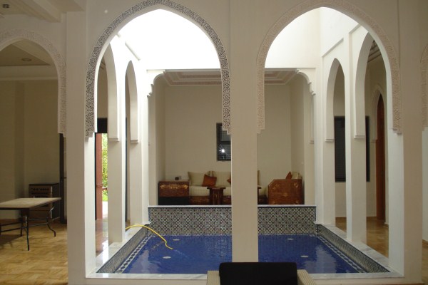 Villa d'Architecte à Vendre Route de Ouarzazate Marrakech – 7 Suites, 633m², Piscine, Proche Golfs (VZA309D) – photo 13