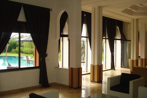 Villa d'Architecte à Vendre Route de Ouarzazate Marrakech – 7 Suites, 633m², Piscine, Proche Golfs (VZA309D) – photo 14