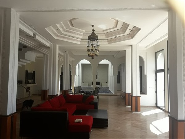 Villa d'Architecte à Vendre Route de Ouarzazate Marrakech – 7 Suites, 633m², Piscine, Proche Golfs (VZA309D) – photo 16