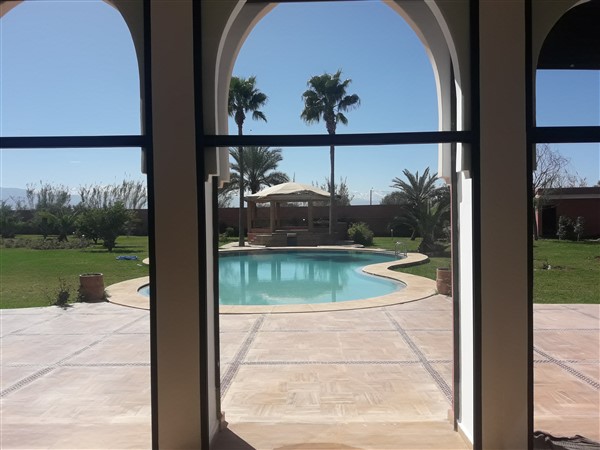 Villa d'Architecte à Vendre Route de Ouarzazate Marrakech – 7 Suites, 633m², Piscine, Proche Golfs (VZA309D) – photo 9