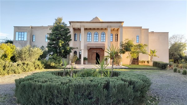 Palais luxe Route de Ouarzazate Marrakech – 1393m², 8 suites, 2.5 ha, piscine (VZA4)